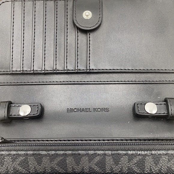 MICHAEL KORS MEDIUM MULTIFUNCTION PHONE XBody - Picture 11 of 16